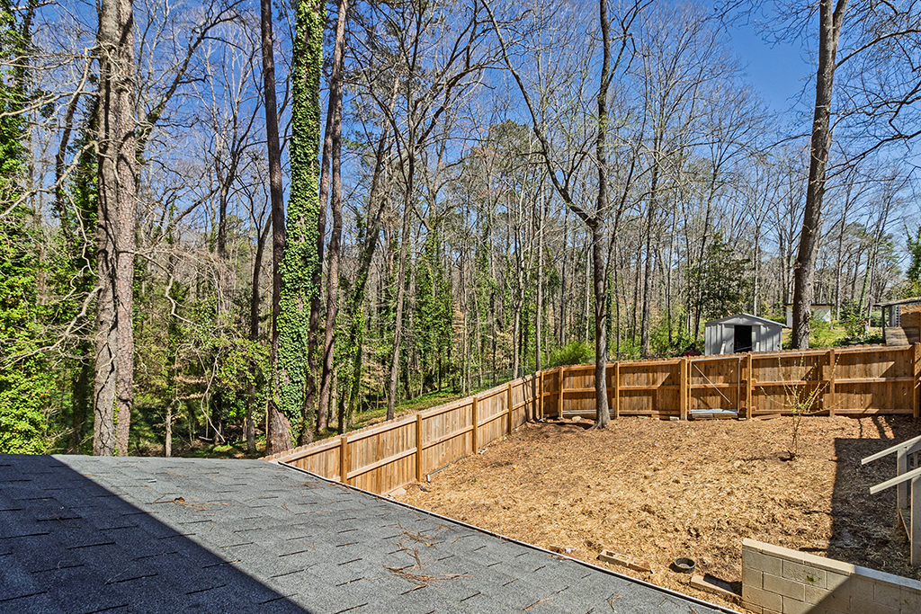 231 Alexandria Dr – Backyard 02
