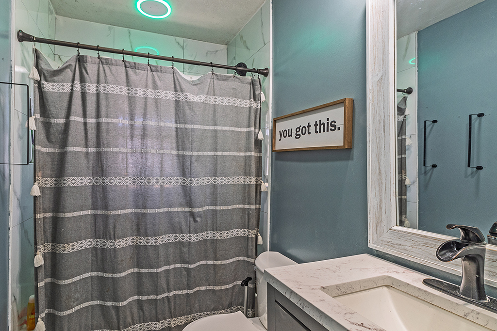 231 Alexandria Dr – Bathroom 01