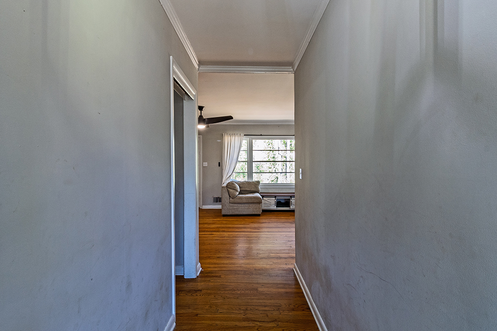 231 Alexandria Dr – Entrance