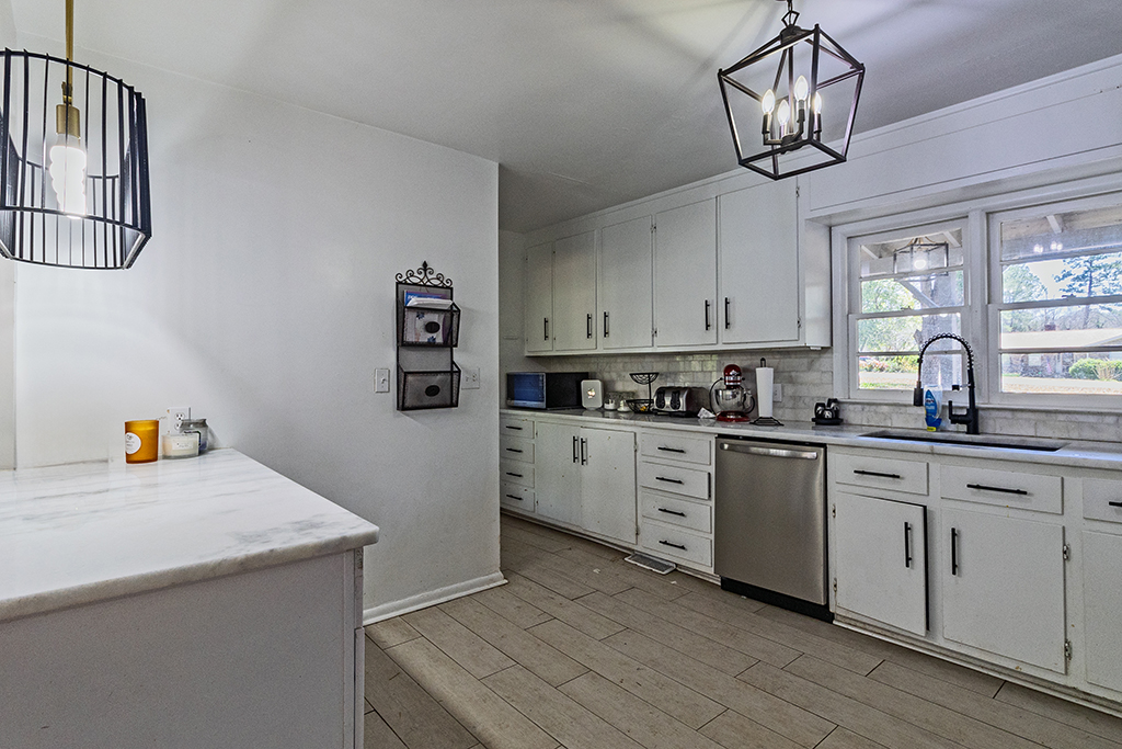 231 Alexandria Dr – Kitchen 01