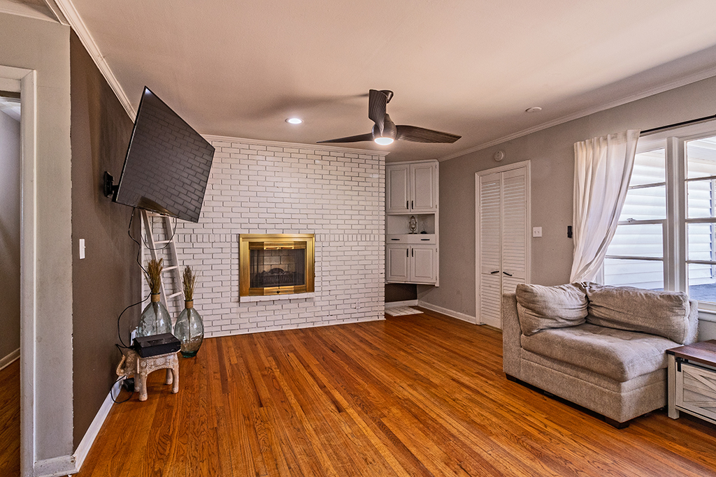 231 Alexandria Dr – Living Room 01