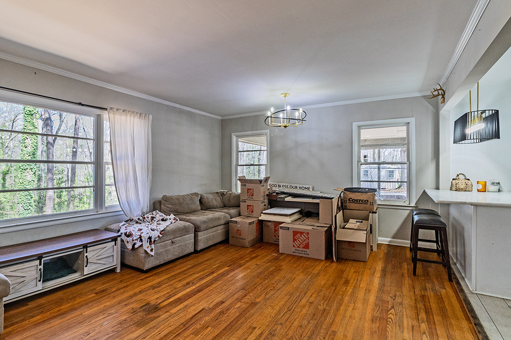 231 Alexandria Dr – Living Room 02