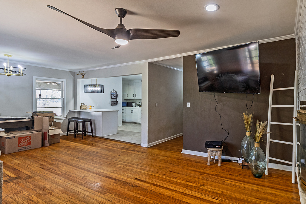 231 Alexandria Dr – Living Room 03