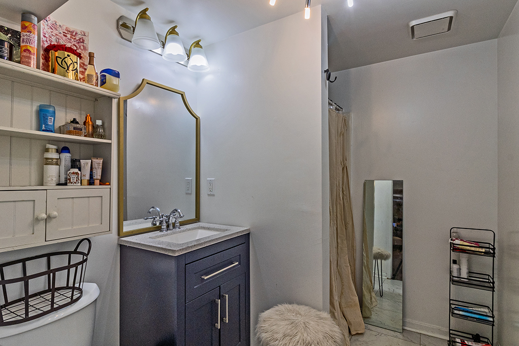 231 Alexandria Dr – MILS Bathroom