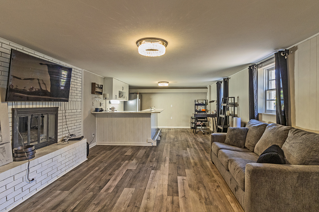 231 Alexandria Dr – MILS Living Room 01