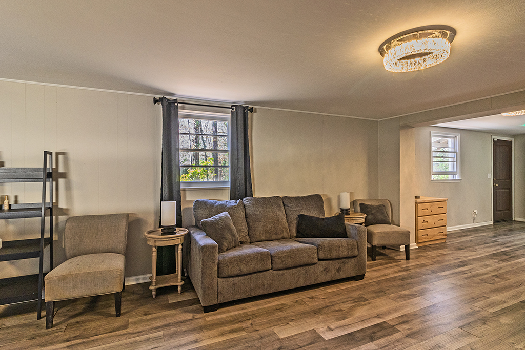 231 Alexandria Dr – MILS Living Room 02