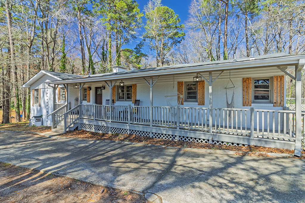 231 Alexandria Dr – Porch 01