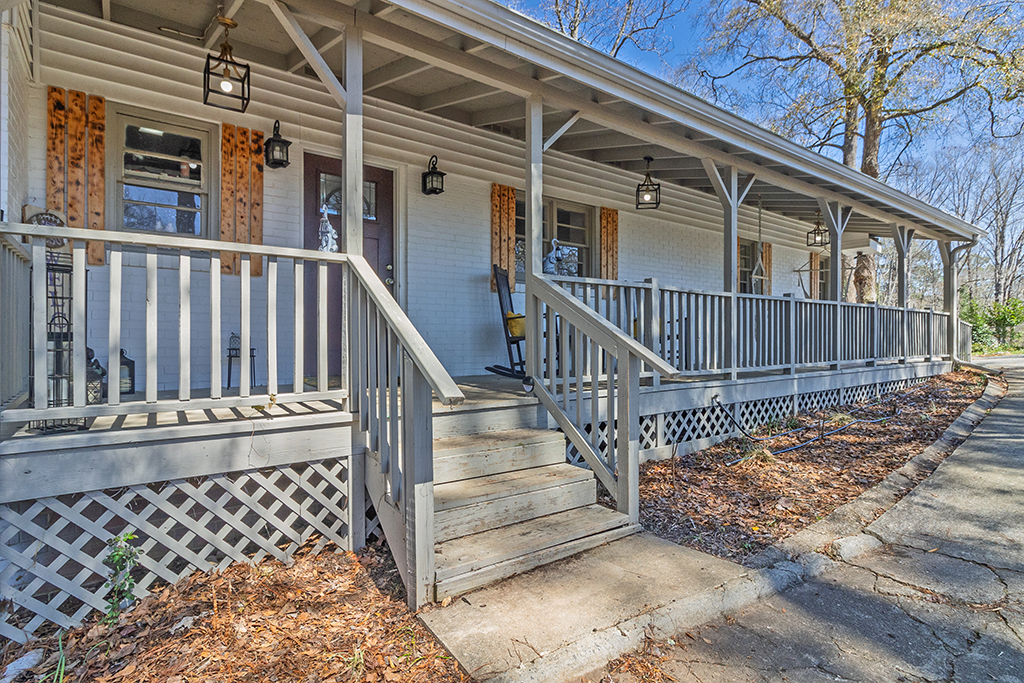 231 Alexandria Dr – Porch 02