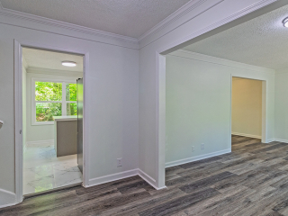 1086 Westminster Cir – Entrance