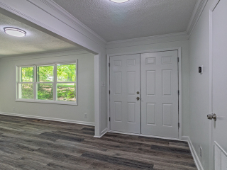 1086 Westminster Cir – Foyer 01