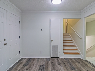 1086 Westminster Cir – Foyer 02
