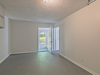 1086 Westminster Cir – Garage 02