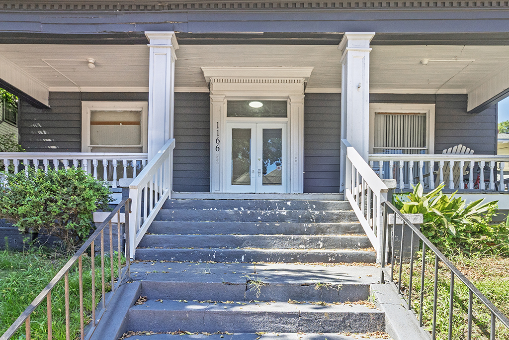 1166 Bond St – EXT04