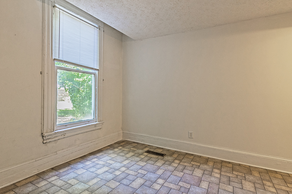 1166 Bond St – Unit 1 Breakfast Nook 01