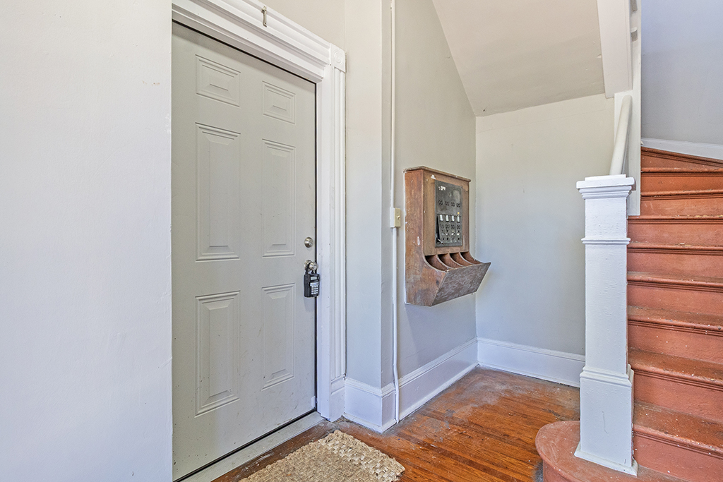 1166 Bond St – Unit 1 Entrance 01