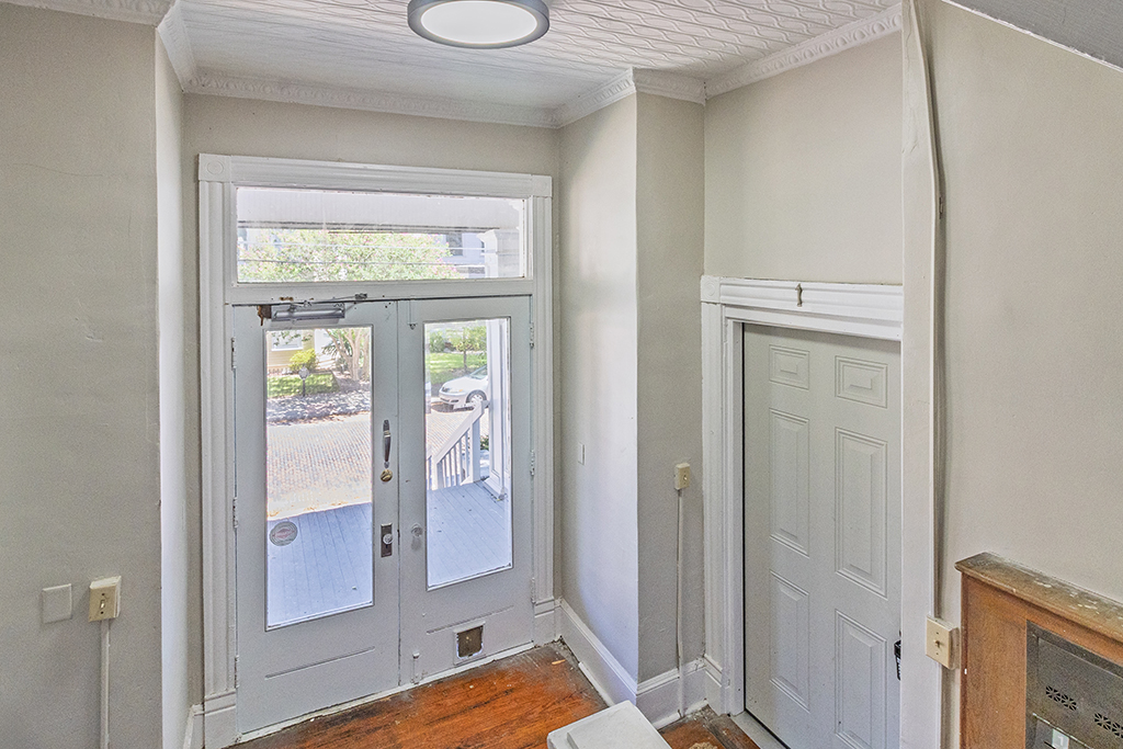 1166 Bond St – Unit 1 Entrance 02