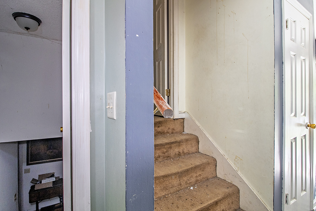1179 Waluhiyi Trail – Stairs-Hallway