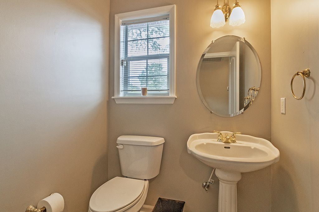 118 Sycamore Rd – Bathroom