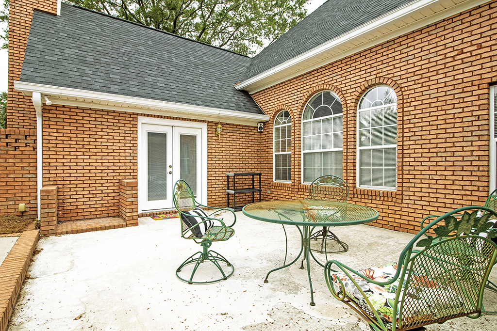118 Sycamore Rd – Courtyard 03