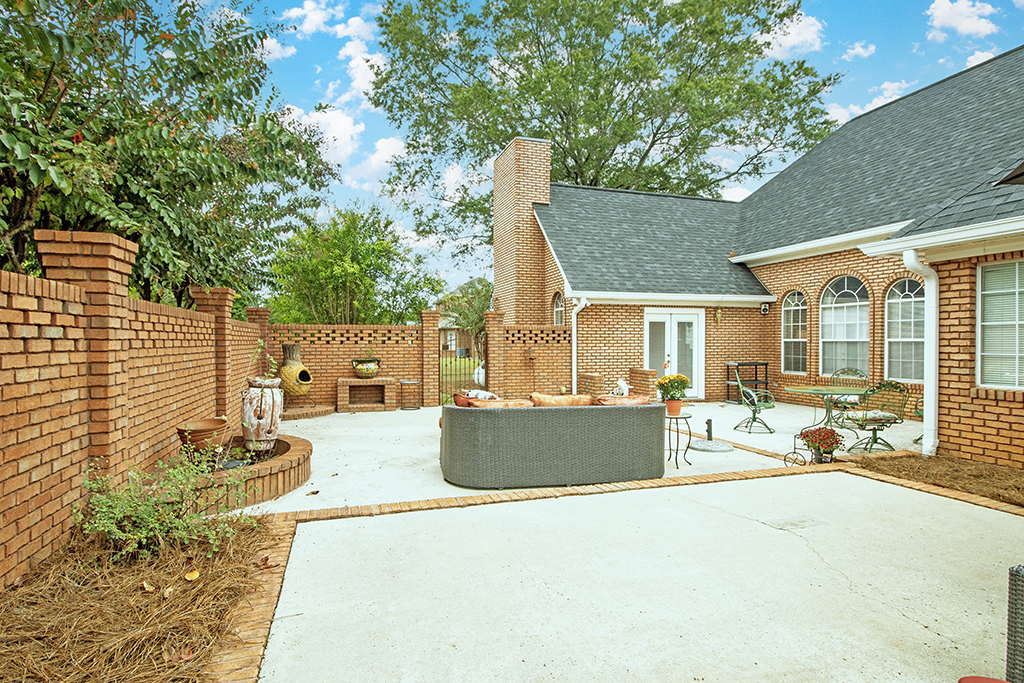 118 Sycamore Rd – Courtyard 05