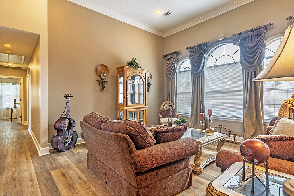 118 Sycamore Rd – Living Room 01