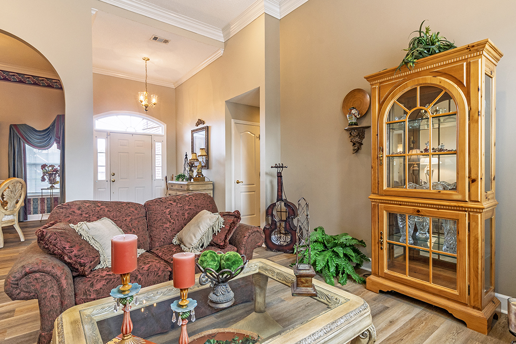 118 Sycamore Rd – Living Room 03