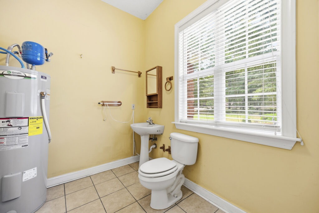 127 S Live Oak Ct Byron_090